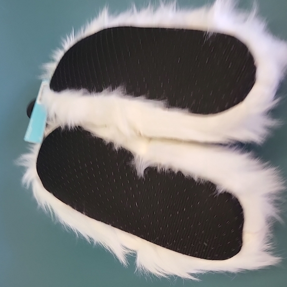 NWT Youth S/M Fuzzy Yeti Christmas Shoppe Slippers Furry White Blue Glitter - Picture 7 of 10